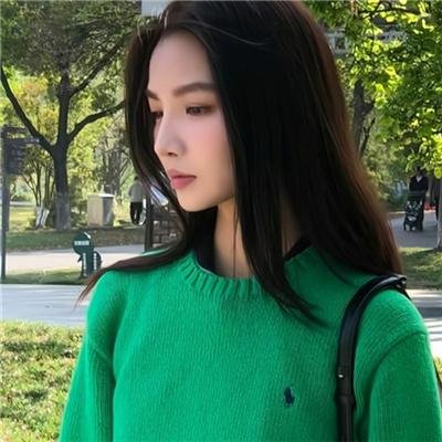 她行走于黑暗中